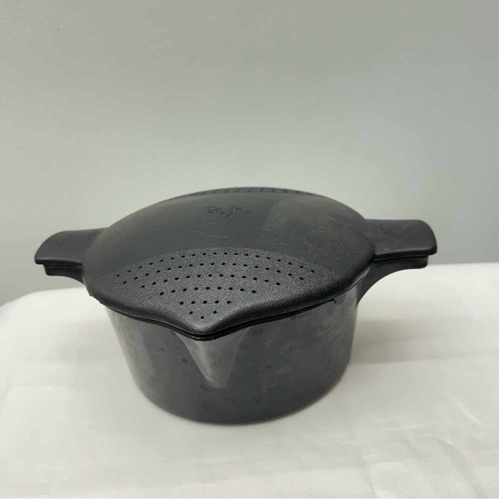 Pampered Chef large micro cooker 2 quart 2 liter strainer bowl